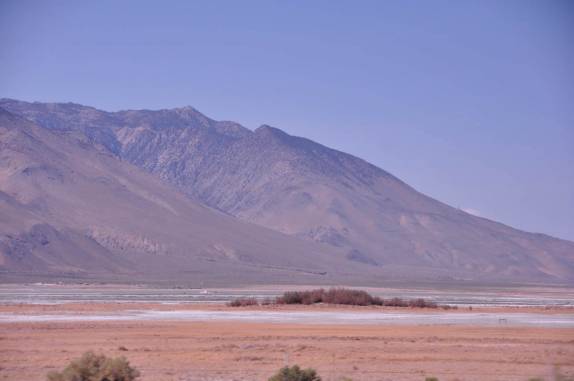 A paisagem desértica antes de chegar ao Death Valley National Park, na Califórinia - EUA